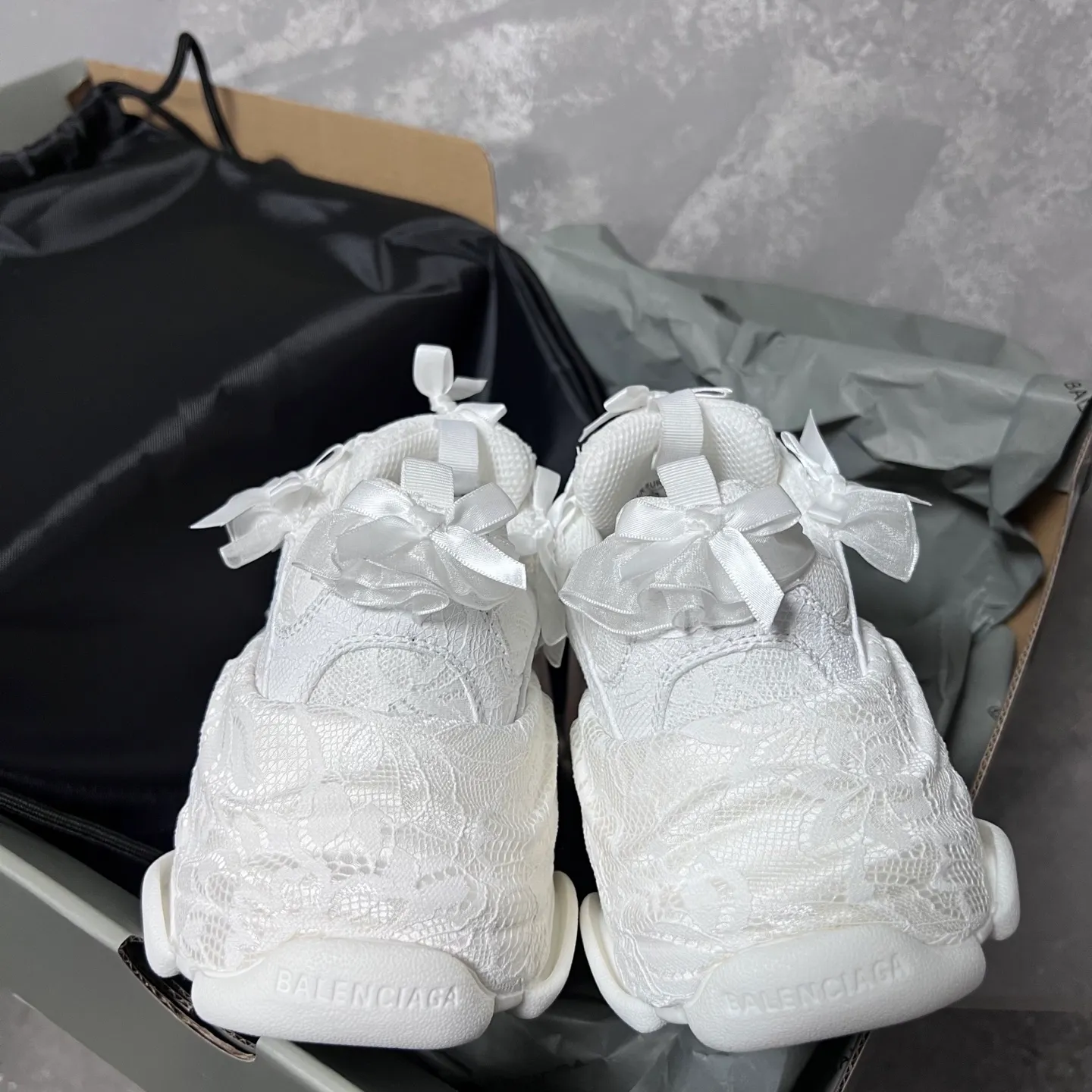 👟👟Ex-factory price 720👟👟 BALENCIAGA, lace bow Paris daddy, lace bow🎀triples are really super cute, white lace➕pink ribbon bow🎀definitely touches the heart of girls, this design actually has a sweet and cool feeling! There’s no girl who doesn’t like lace! Break through the cool dad shoe series and boldly try sweet styles! Code number: 35-39 (40 customized)